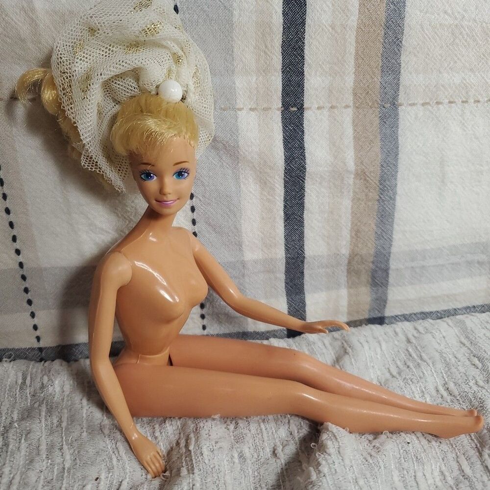 Vtg Barbie Doll 1988 Mattel Malaysia w/ 3 Genuine Barbie Outfits Clothes Lot‎ - Picture 2 of 11